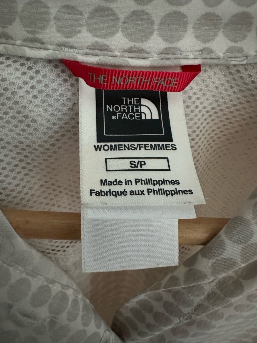 The North Face women’s light gray short-sleeve button-up shirt - Picture 6 of 11